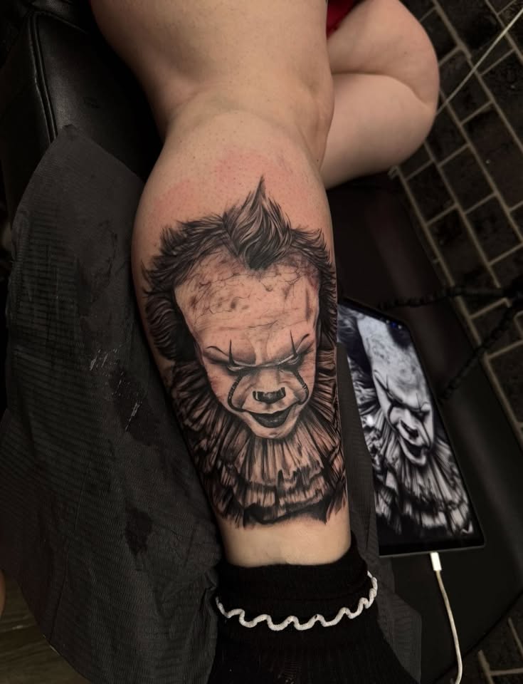 Pennywise portrait calf piece in black & grey